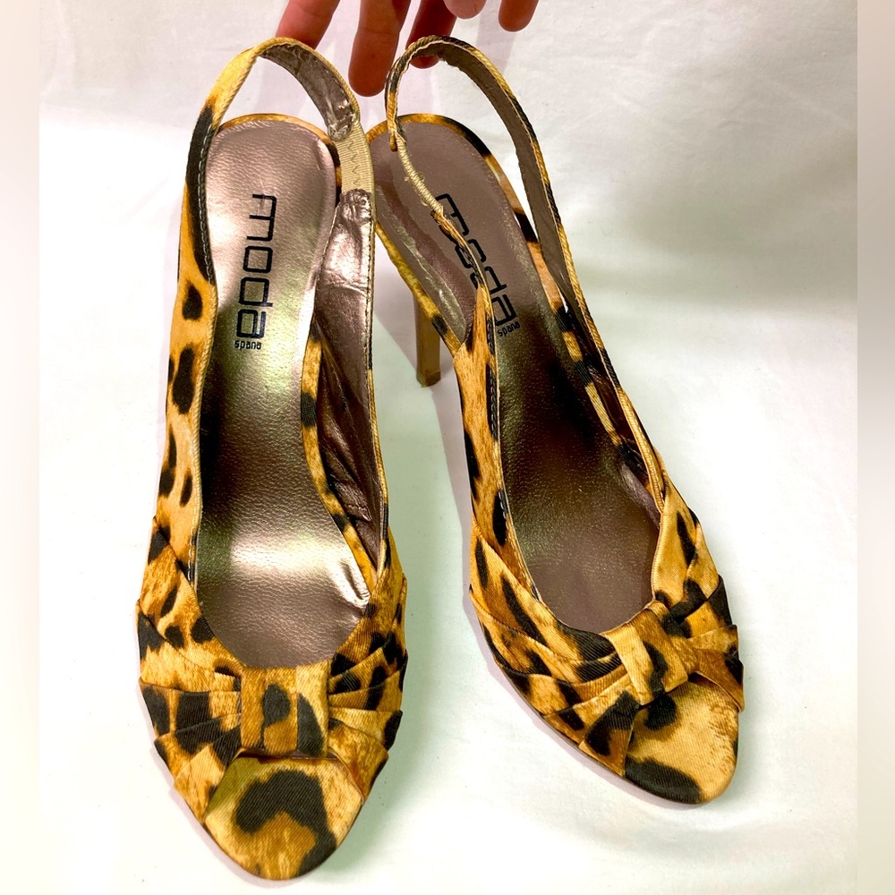 Moda Spana Leopard Print Peep Toe Heels, size 8.5